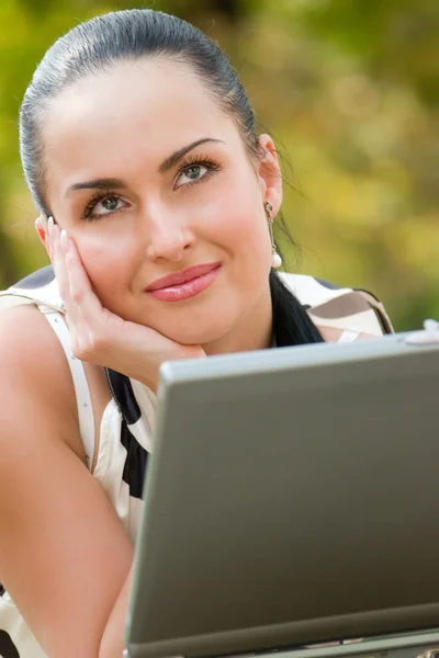 Šťastná mladá žena s laptopem — Stock fotografie