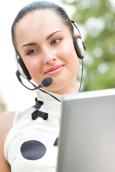 휴대용 퍼스널 컴퓨터와 헤드셋 아름 다운 여자 — 스톡 사진