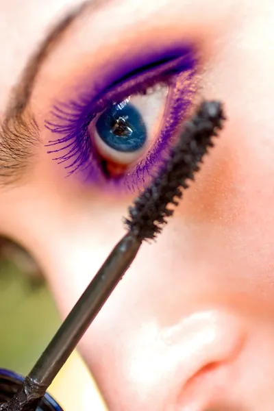 美丽的女人，在她的眼睛，用画笔涂睫毛膏 — 图库照片