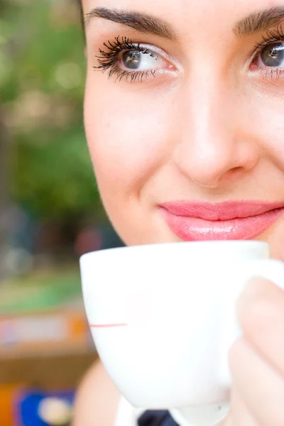 Schöne lächelnde Frau trinkt Kaffee — Stockfoto