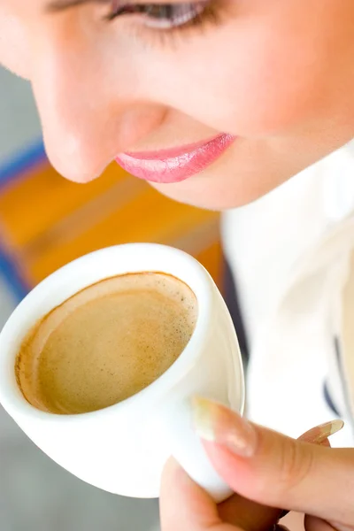 Schöne lächelnde Frau trinkt Kaffee — Stockfoto