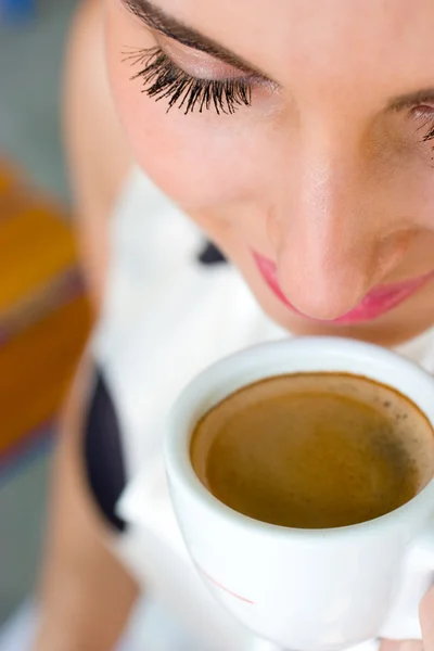 Schöne lächelnde Frau trinkt Kaffee — Stockfoto