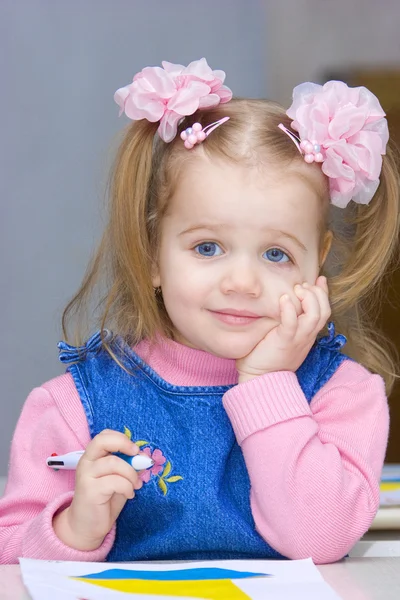 Маленькая девочка за школьным столом — стоковое фото