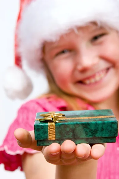 Menina segurando uma caixa de presente — Fotografia de Stock