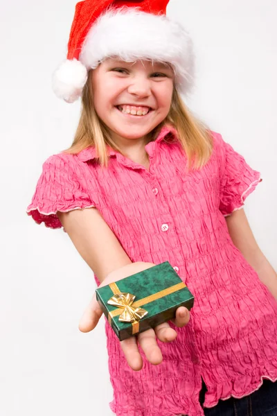 Flicka som håller en presentförpackning — Stockfoto