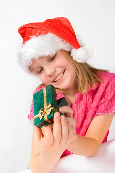 Mädchen hält eine Geschenkbox in der Hand — Stockfoto