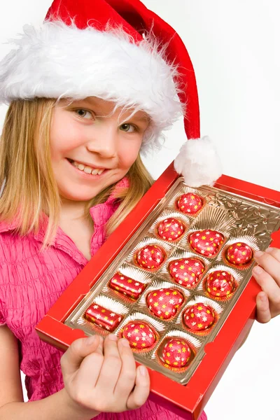Bambina con caramelle in scatola — Foto Stock