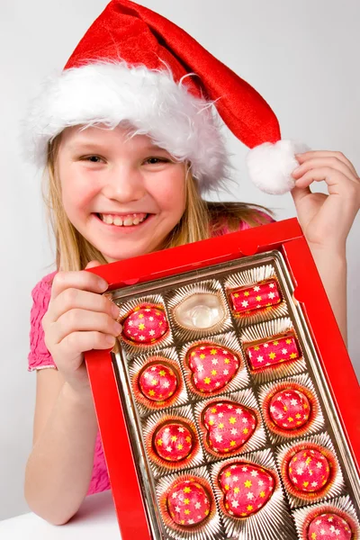 Kleines Mädchen mit Bonbons in Schachtel — Stockfoto