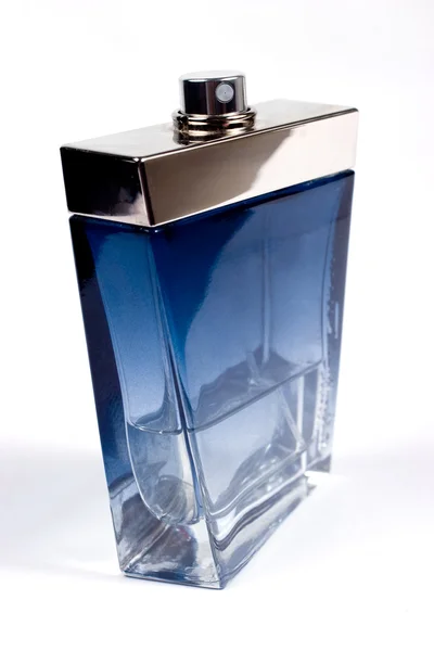 Yansıması ile parfüm şişesi — Stok fotoğraf