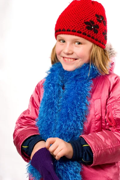 Oldukça neşeli küçük kız w üzerinde izole kış kıyafetleri giymiş — Stok fotoğraf