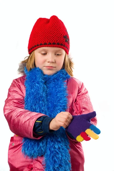 Vrij klein meisje gekleed winterkleren geïsoleerd op witte achterzijde — Stockfoto