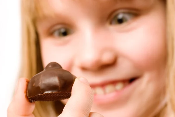 Äta choklad godis — Stockfoto