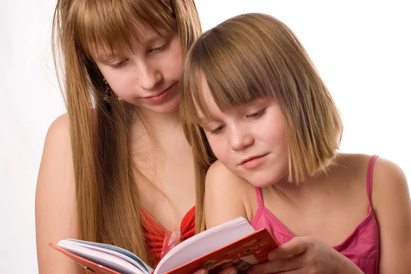 Flickor läser öppen bok — Stockfoto
