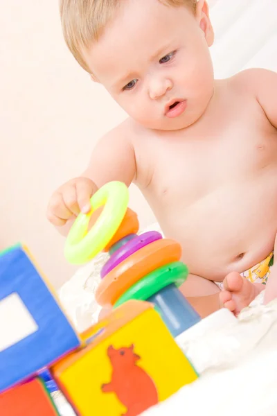 Schattige kleine jongen met kubussen speelgoed — Stockfoto