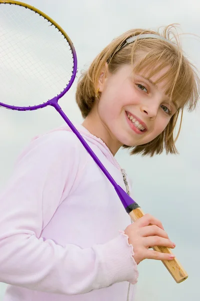 Tonåring flicka med badmintonracketen — Stockfoto