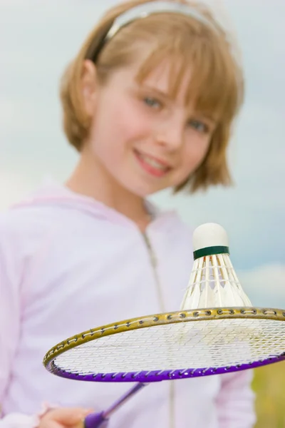 Fille heureuse avec raquette de badminton — Photo