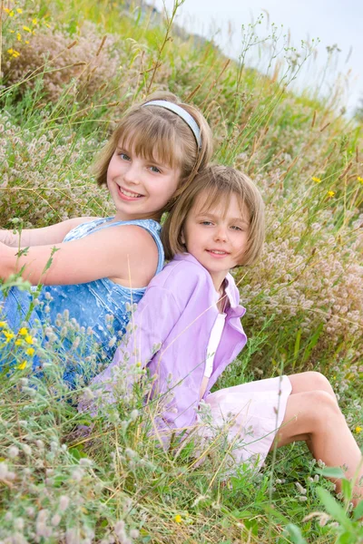 子供やティーンエイ ジャーはかなり緑の芝生の上の女の子 — ストック写真