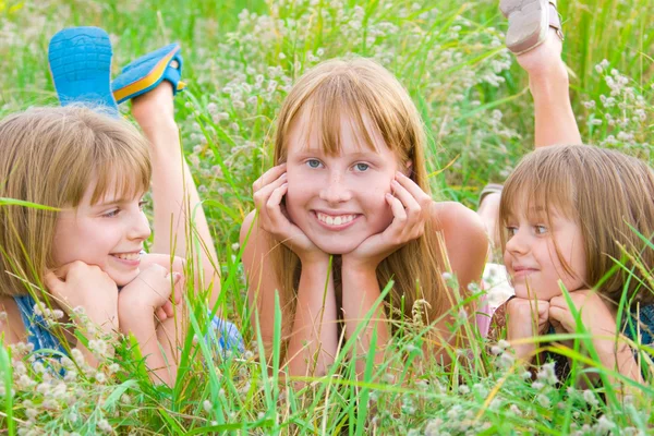 Hübsche Kinder und Teenager auf grünem Gras — Stockfoto