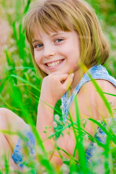 Ευτυχισμένος χαμογελαστό κορίτσι έφηβος στο πράσινο λιβάδι — Φωτογραφία Αρχείου