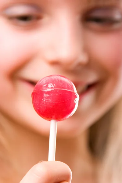 Bella ragazza con lecca-lecca caramelle rosse — Foto Stock