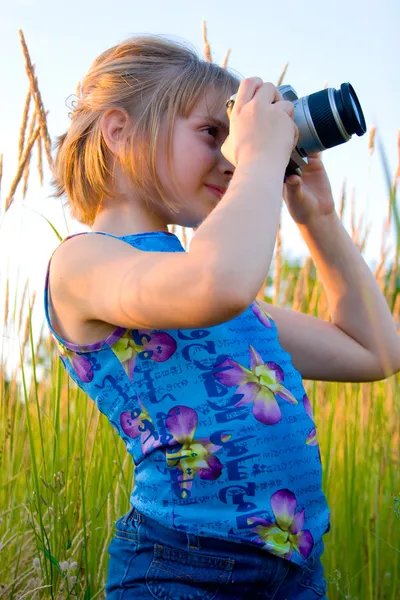 Miły dziewczynka kaukaski biorąc obraz — Zdjęcie stockowe