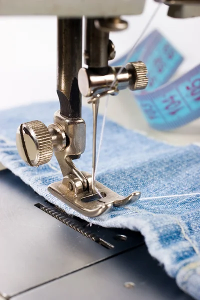 綿の縫製機械加工のクローズ アップ — ストック写真