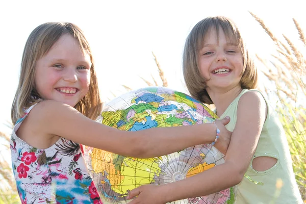 Meninas felizes segurando globo — Fotografia de Stock
