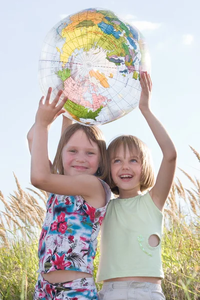 Chicas felices sosteniendo globo —  Fotos de Stock