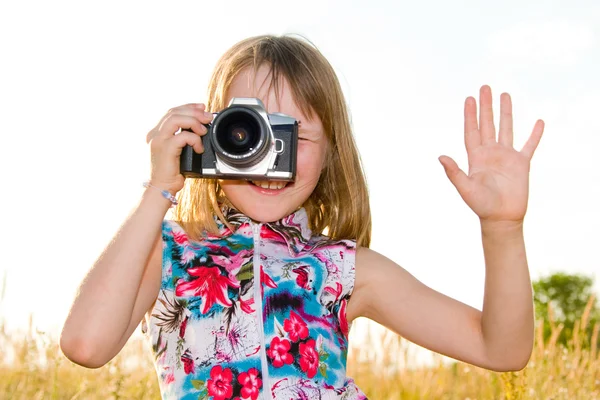 Petite fille prenant des photos avec appareil photo reflex — Photo