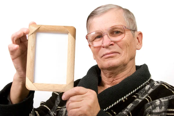 Старик держит пустую деревянную раму — стоковое фото