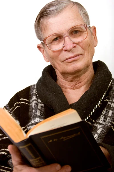 Oudere man die een boek leest — Stockfoto