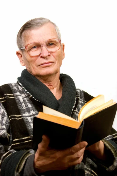 Oudere man die een boek leest — Stockfoto