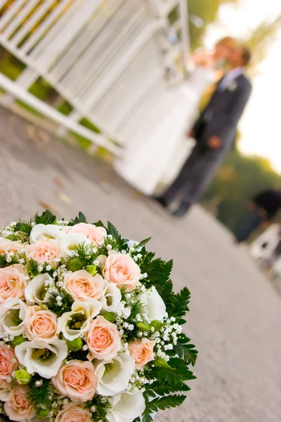 Brautpaar mit Blumen vor dem Haus — Stockfoto