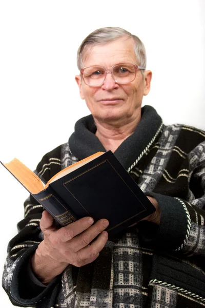 Starší muž čte knihu — Stock fotografie