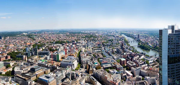 Frankfurt-op-main uitzicht vanaf wolkenkrabber — Stockfoto