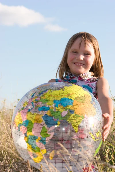 Щаслива дівчина з великим глобусом Стокове Фото