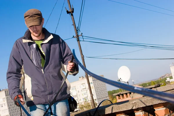 Trabalhador segurando cabo de rede óptica — Fotografia de Stock