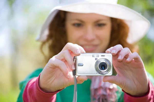Молодая женщина фотографируется с цифровой камерой — стоковое фото