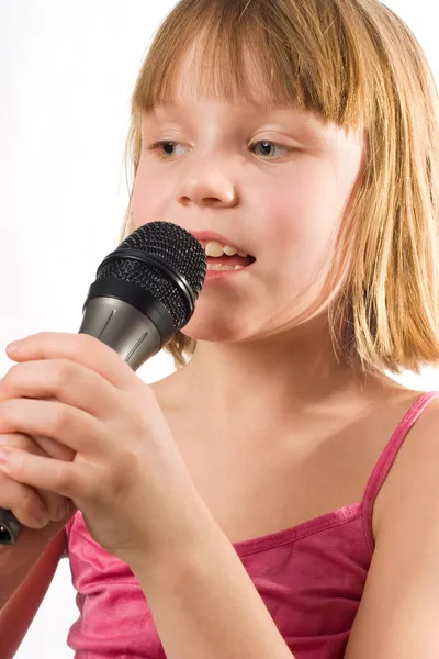 흰색 위에 절연 마이크에 노래 하는 예쁜 소녀 — 스톡 사진