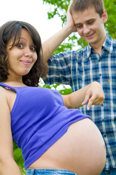 Jovem mulher grávida bonita com marido — Fotografia de Stock