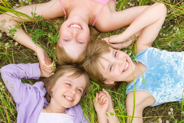 Ładny dzieci i nastolatek dziewczyny na zielonej trawie — Zdjęcie stockowe