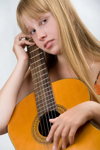 Adolescent fille jouer guitare — Photo