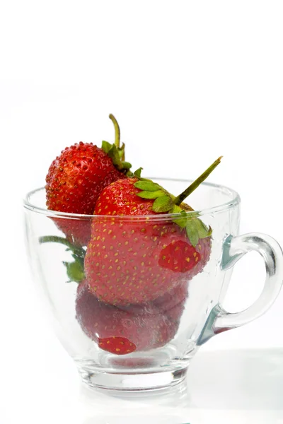草莓在玻璃杯子 — 图库照片