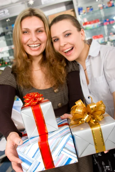 Meninas entregando presentes — Fotografia de Stock