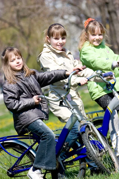 Κορίτσια στα ποδήλατα — Φωτογραφία Αρχείου