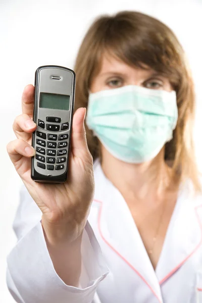Médico fêmea segurando telefone — Fotografia de Stock