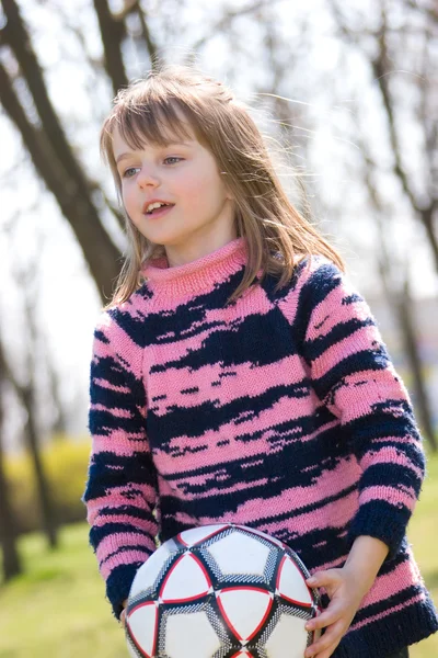 Jolie petite fille avec ballon de football — Photo