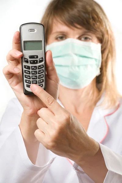 Kadın doktor holding telefon — Stok fotoğraf