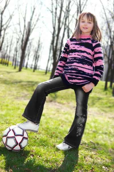 Vrij klein meisje spelen met de bal — Stockfoto