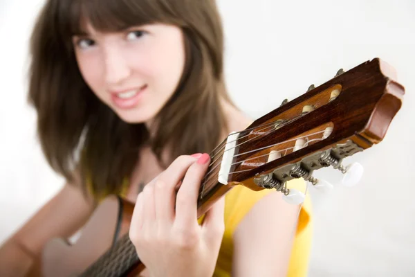 십 대 소녀 연주 기타 스톡 사진